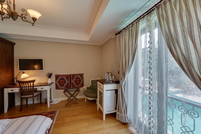 Deluxe Double or Twin Room with Pool View image 2