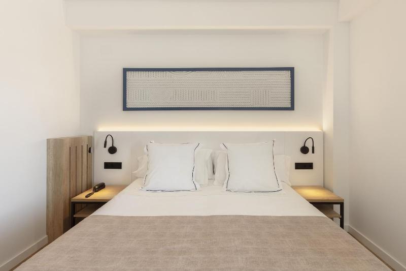 Triple Room (2 Adults + 1 Child) image 3