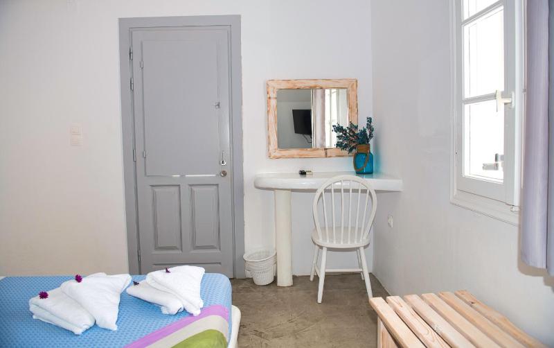 Double Room with Balcony and Caldera View image 4