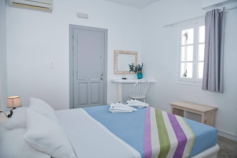 Double Room with Balcony and Caldera View image 3