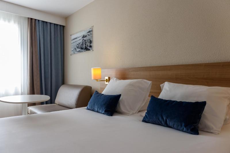 Comfort Queen Room with Sofa Bed image 4