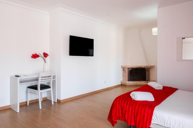 Double Room with Balcony image 4