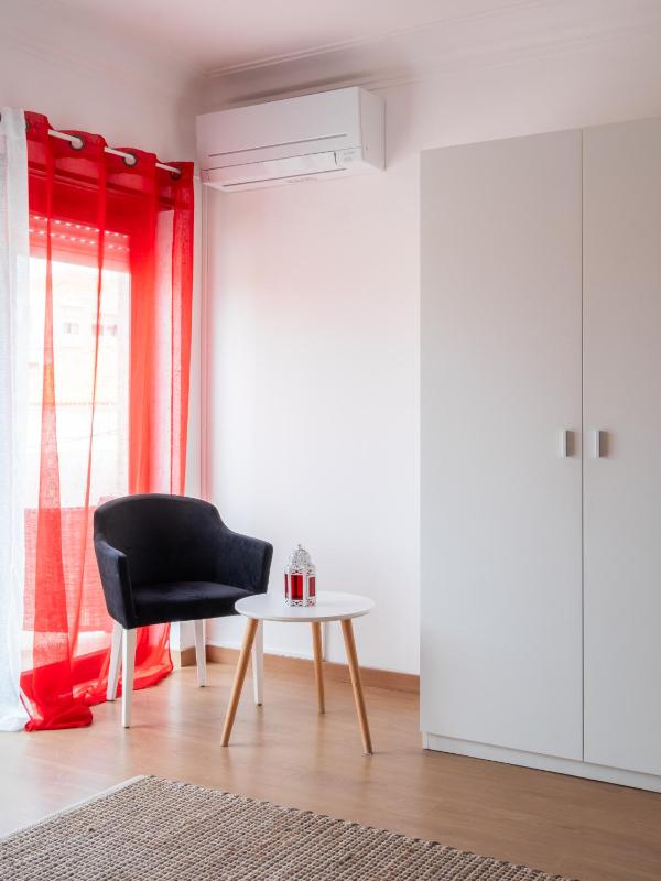 Double Room with Balcony image 3