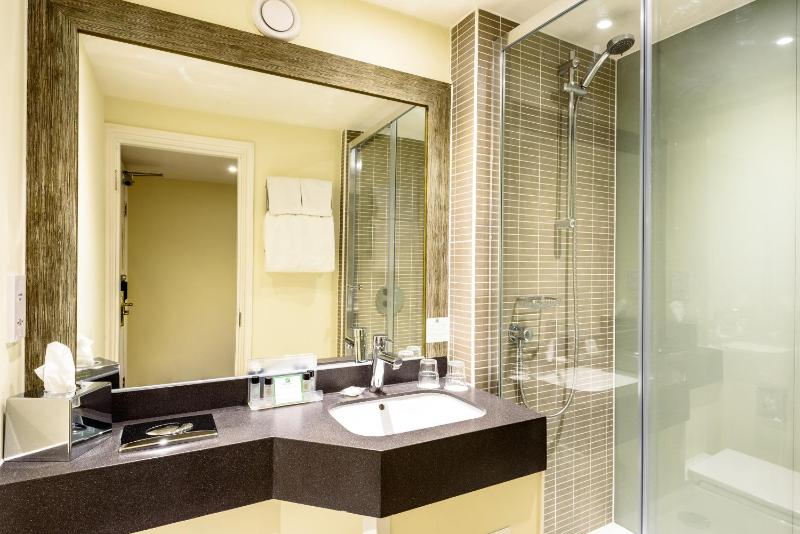 Standard Twin Room image 4
