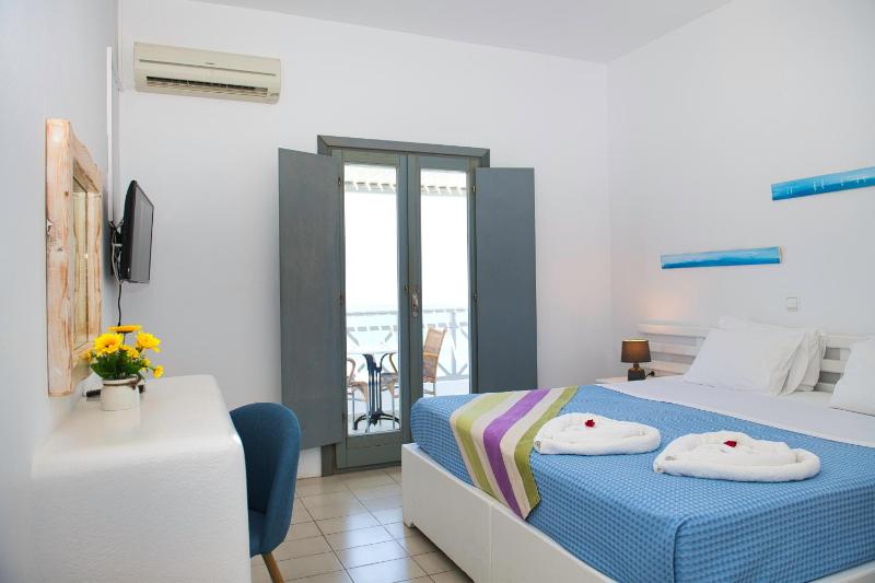 Superior Double Room with Caldera View image 3