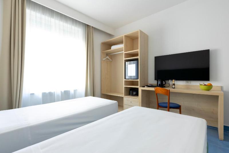 Double or Twin Room with City View image 4