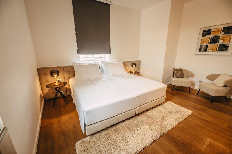 Junior Suite with Pool View image 1