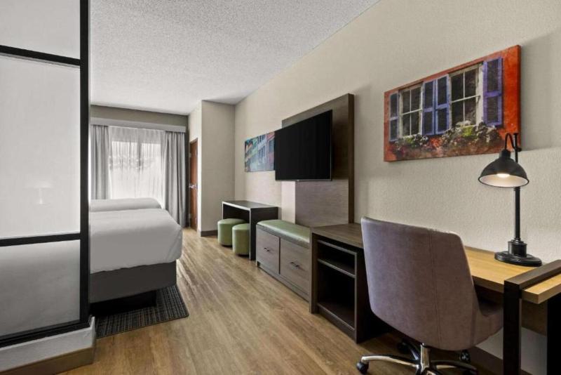 Suite with Two Queen Beds and Sofabed - Accessible/Non-Smoking image 2