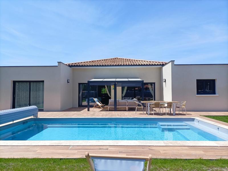 Maison neuve 200m2 climatisée avec sa piscine chauffée, proche de la plage et des commerces Images