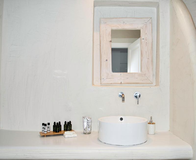 Deluxe Triple Room image 3