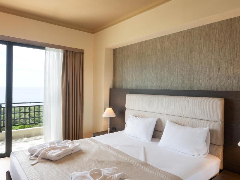 Double or Twin Room with Sea View image 3