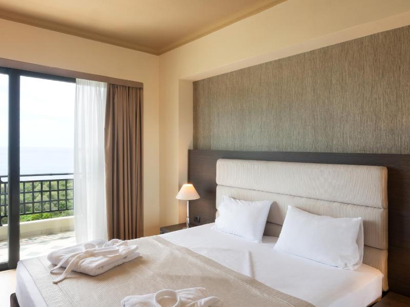 Double or Twin Room with Sea View image 4