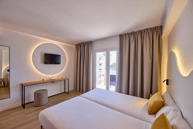 Double Room with Pool View image 1