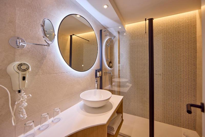 Twin Room (2 Adults + 1 Child) image 3