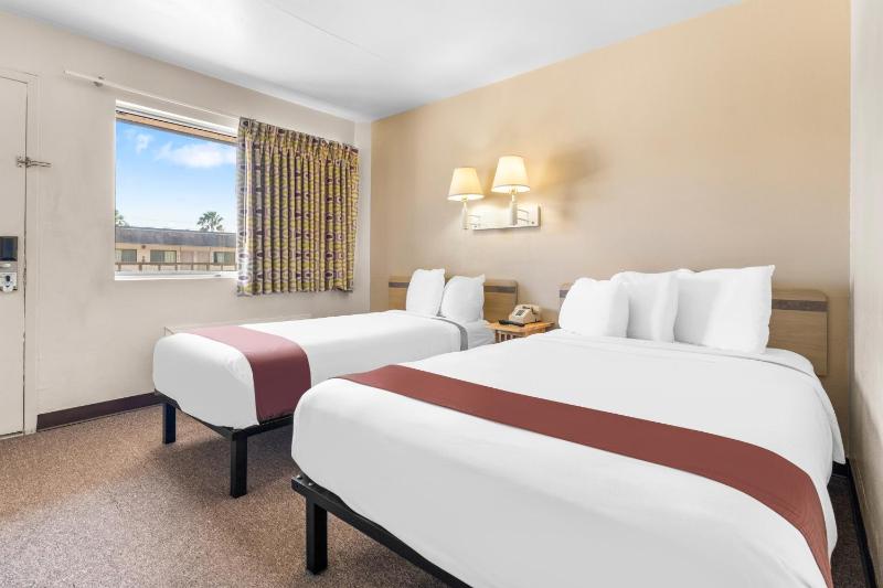 1 Double Bed 1 Twin Bed Non-Smoking image 3
