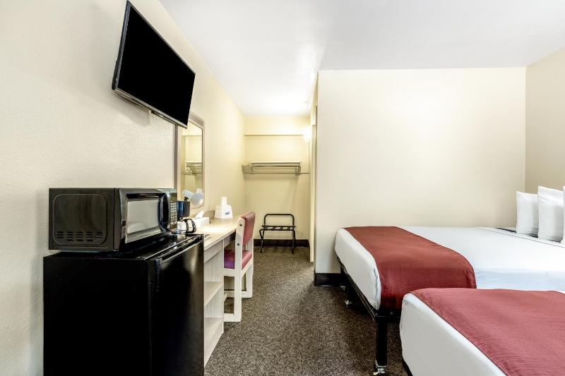 2 Double Beds Smoking image 3