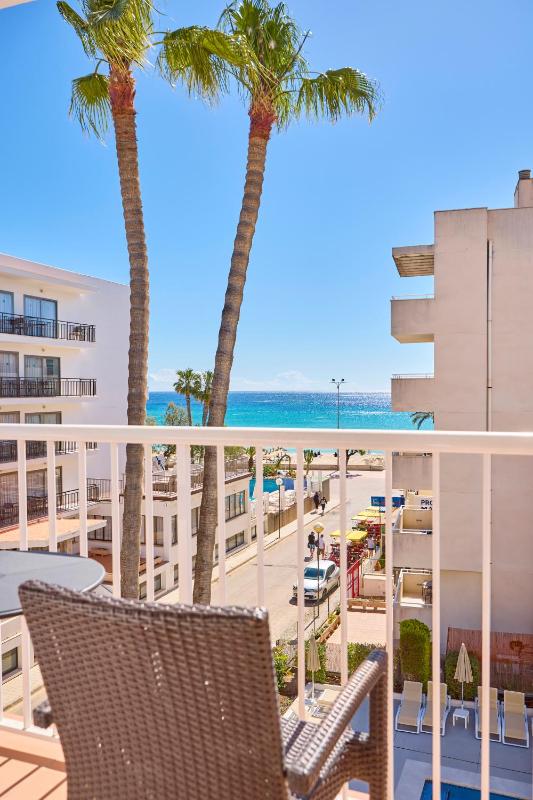 Double Room with Pool View image 3