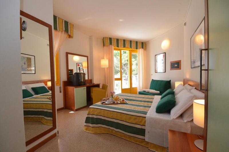Triple Room with Sea View image 4