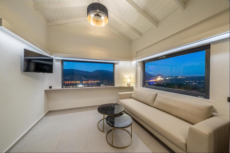 Lux Suite with balcony and Sea-Pool view image 2