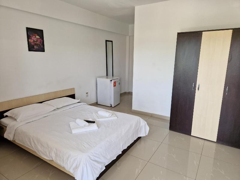 Double Room with Balcony image 4