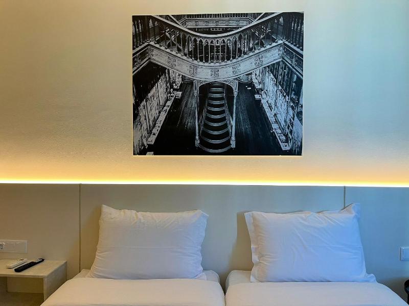 Premium Double Room image 4