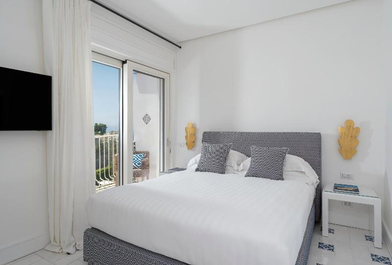 Dependance Suite with Sea View image 3