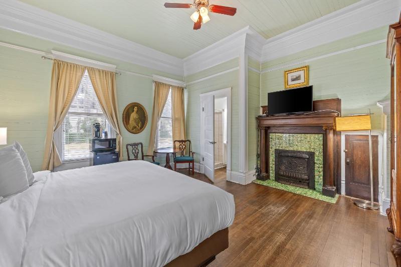 King Room - Non-Smoking image 4