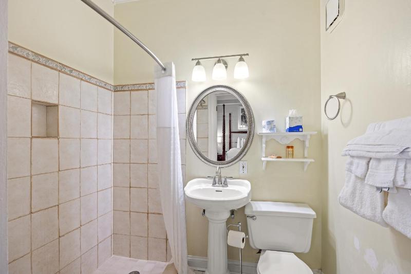 Queen Room - Accessible/Nonsmoking image 2