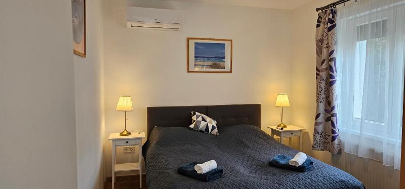 Deluxe Three-Bedroom Apartment image 4