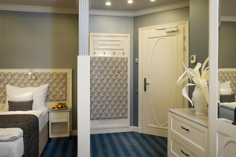 Deluxe Double Room image 2