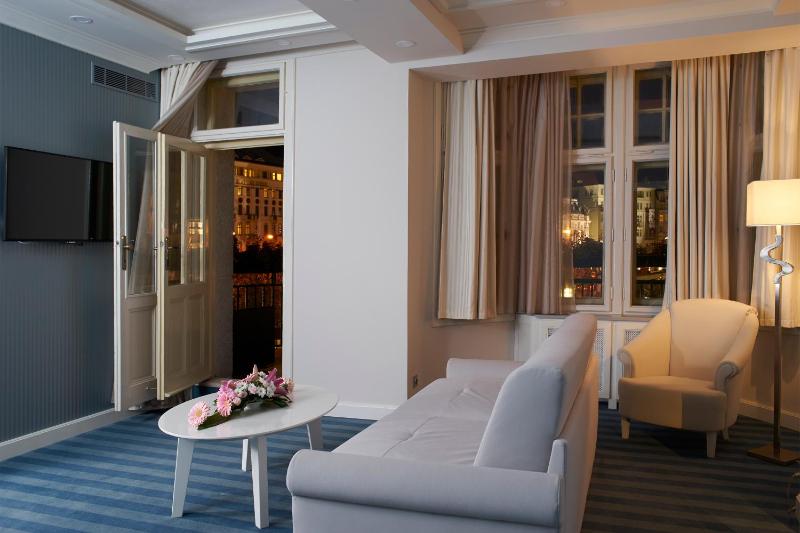 Deluxe Suite image 3