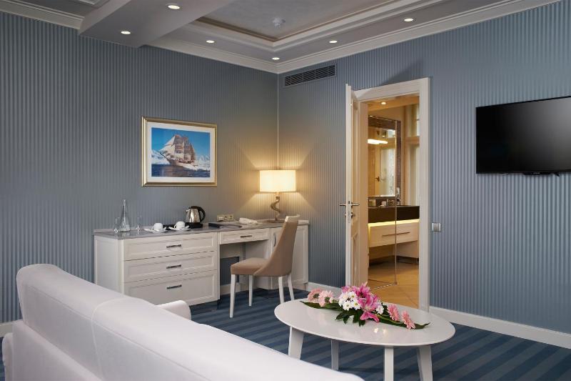 Deluxe Suite image 2