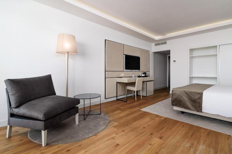 Double or Twin Room image 4