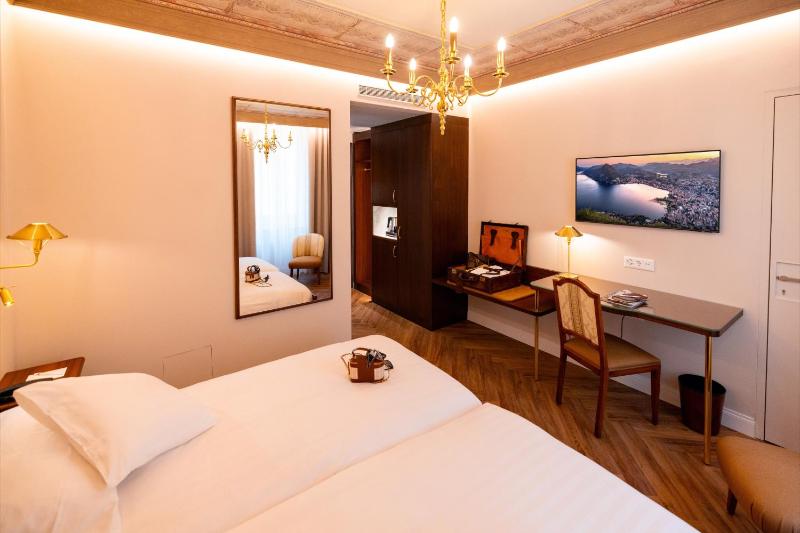 Classic Double Room with Courtyard View image 3