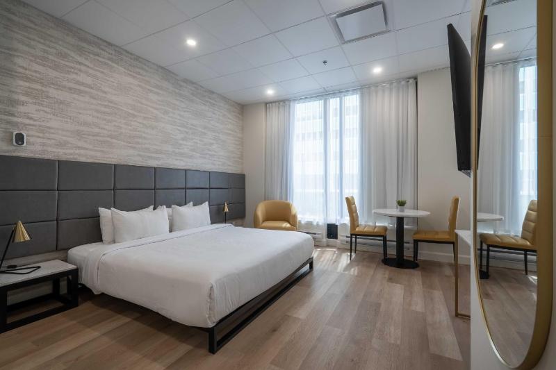 King Suite - Non-Smoking