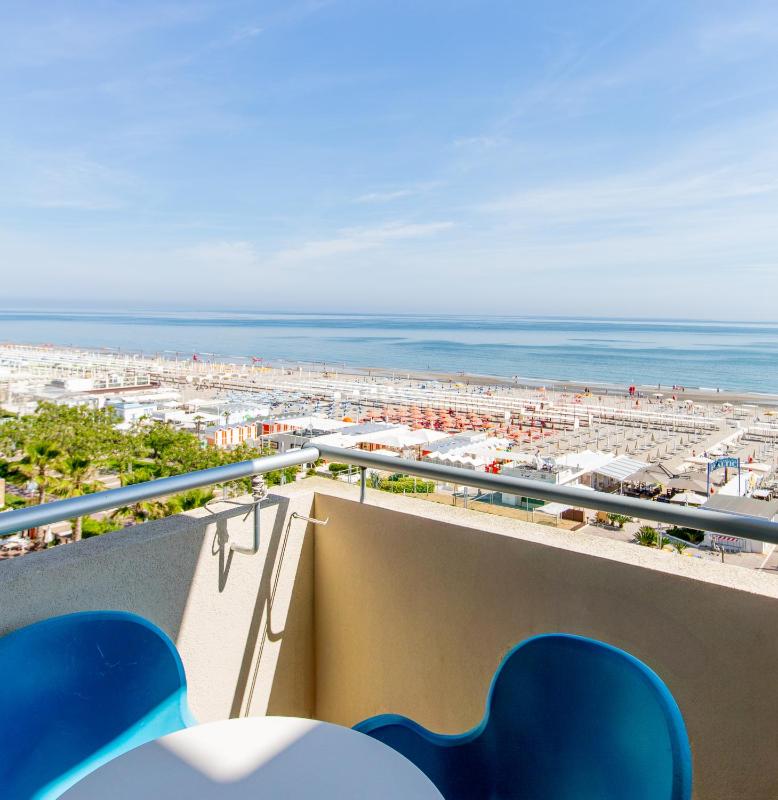 Deluxe Double Room with Balcony and Sea View image 1