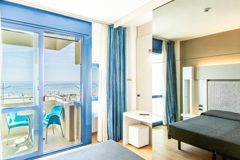 Deluxe Double Room with Balcony and Sea View image 2