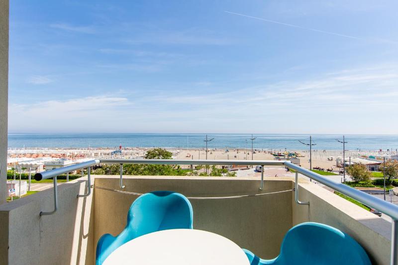 Deluxe Double Room with Balcony and Sea View image 4