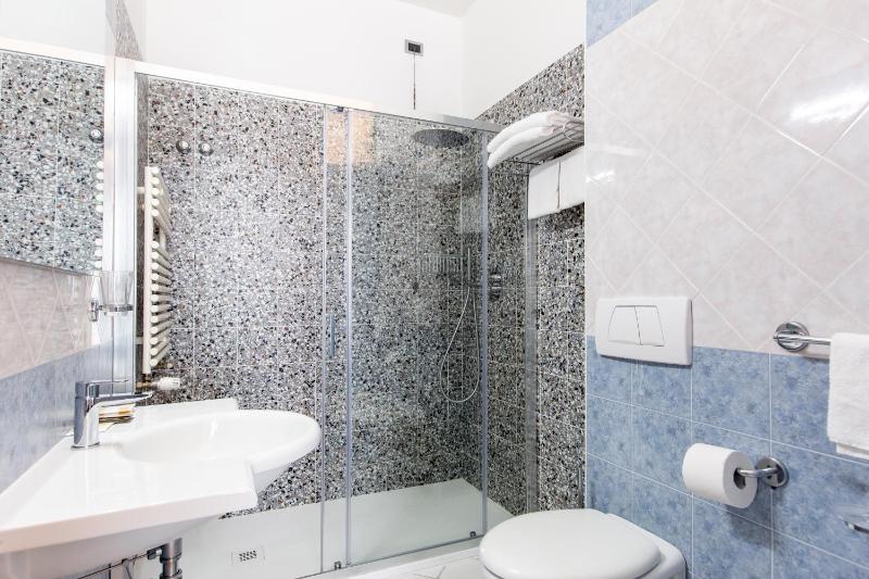 Deluxe Double Room with Balcony and Sea View image 3