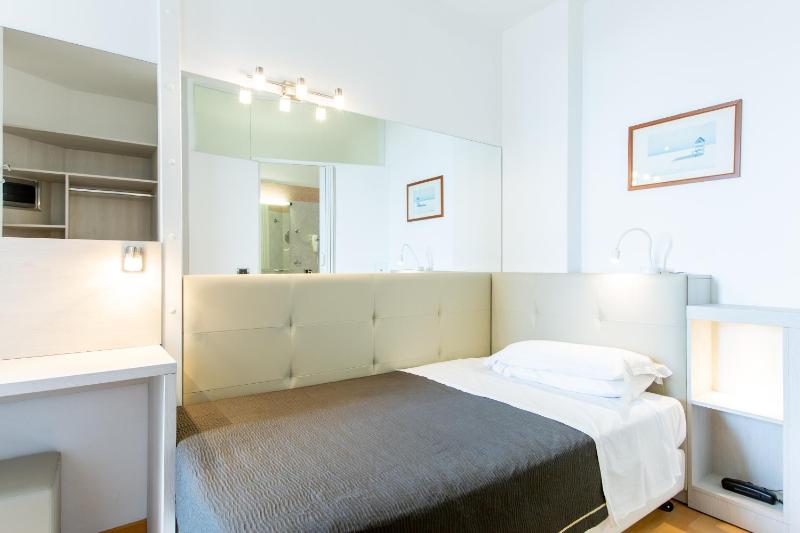 Deluxe Single Room with Balcony image 3