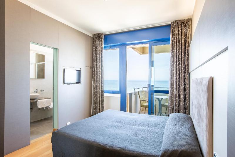 Family Room with Sea View image 2