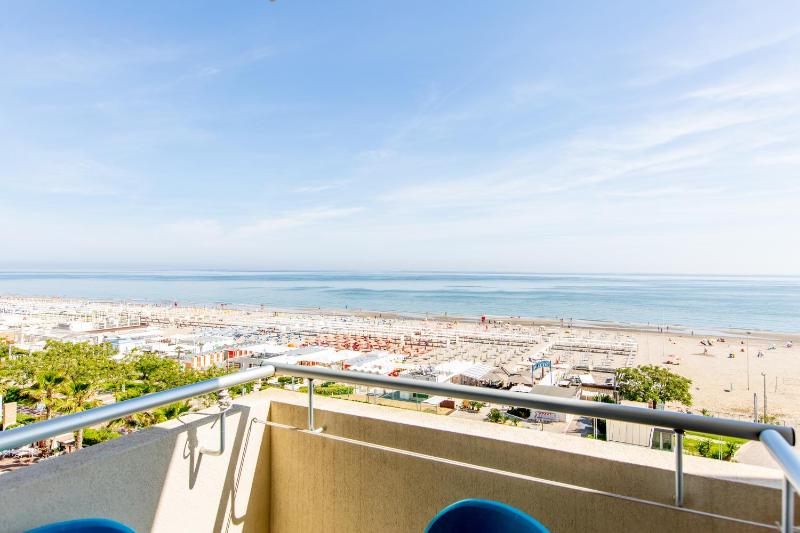 Deluxe Triple Room with Sea View image 4