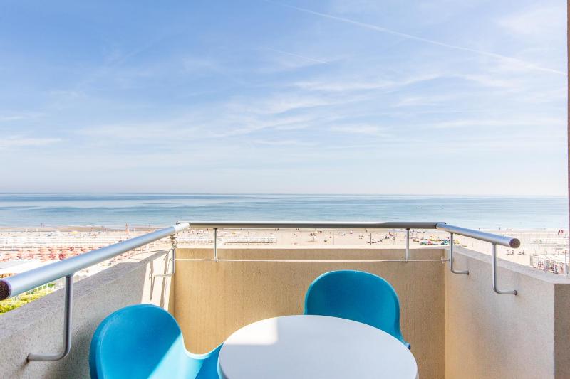 Deluxe Triple Room with Sea View image 2