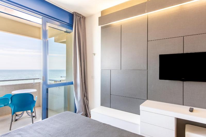 Quadruple Room with Sea View image 4