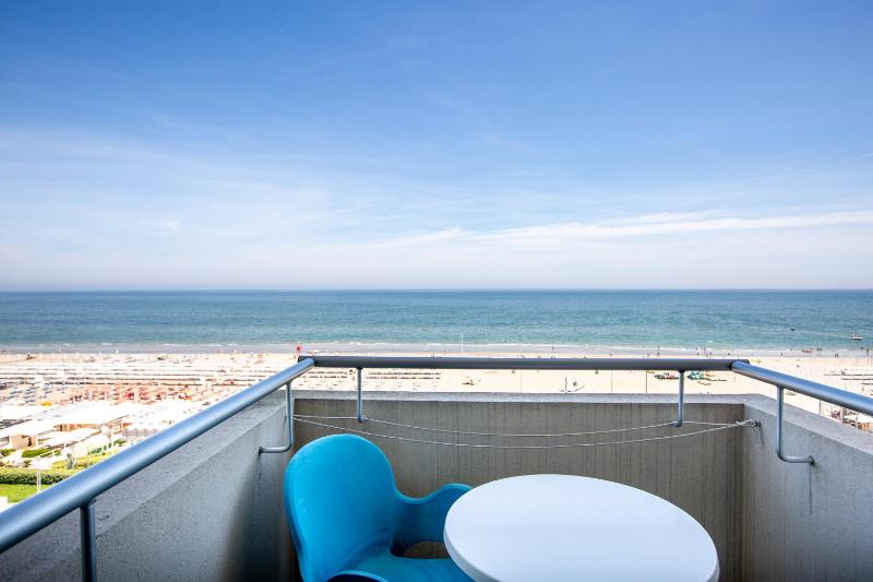 Quadruple Room with Sea View image 2