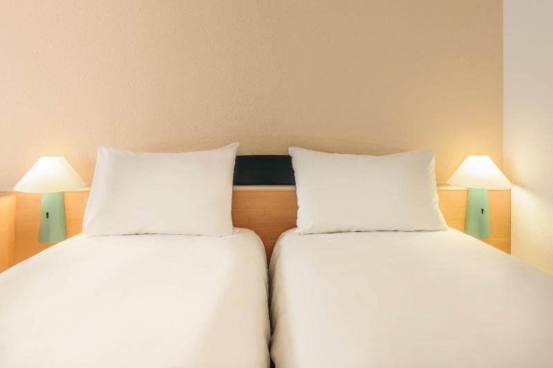 Standard Twin Room image 3