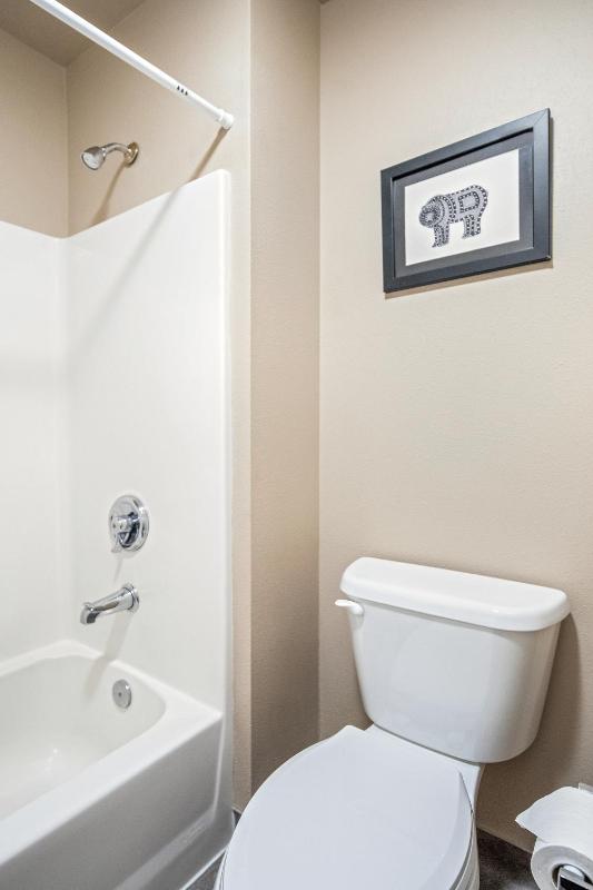 Standard King Room image 2