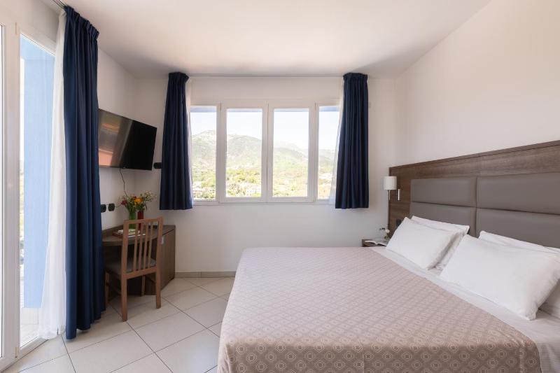Double Room with Mountain View image 3