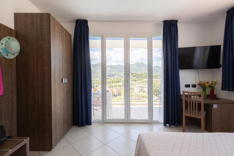 Double Room with Mountain View image 4