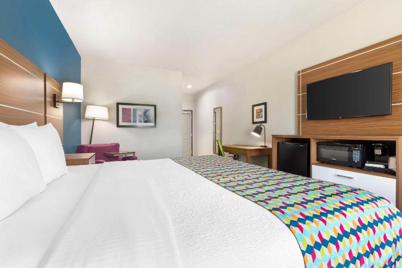 King Room - Non-Smoking image 3